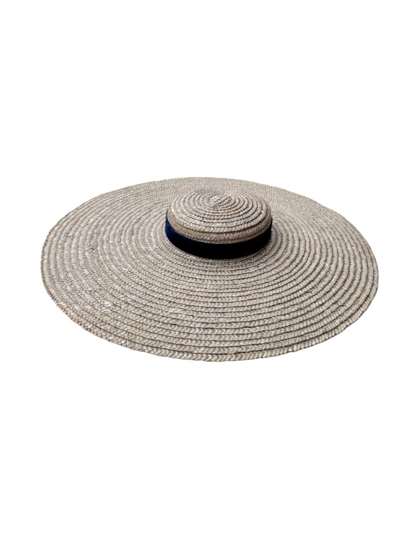 Pamela de paja gris perla con detalle de cinta de...