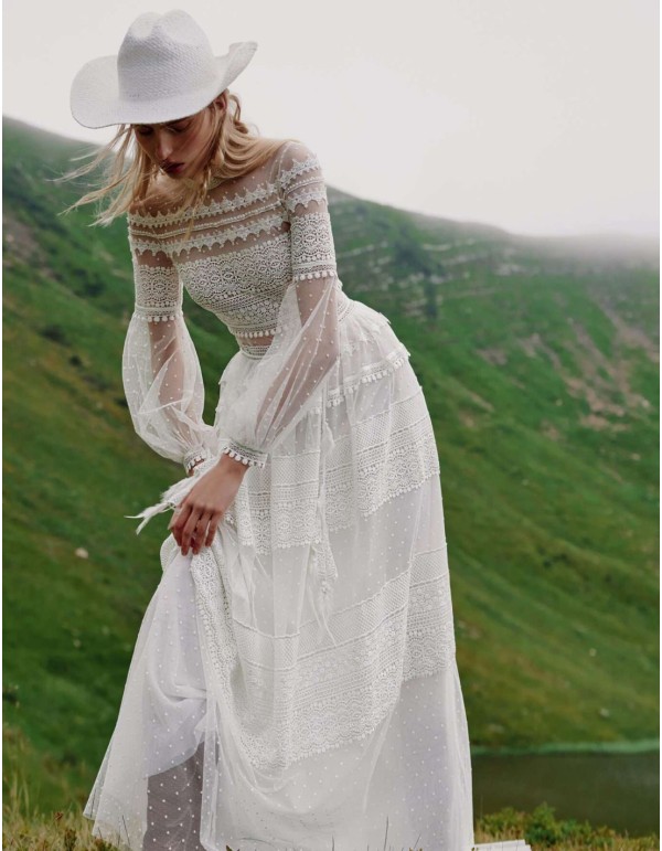 Long wedding dress in tulle and lace 2