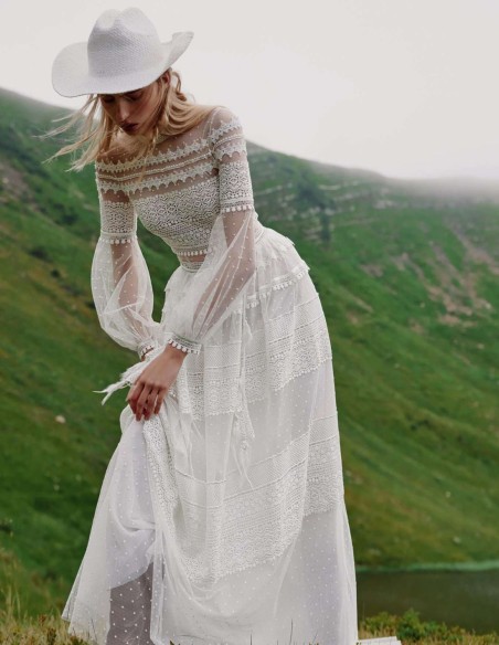 Long wedding dress in tulle and lace