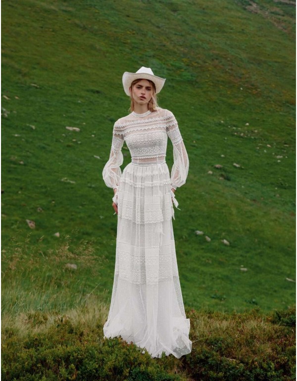 Long wedding dress in tulle and lace