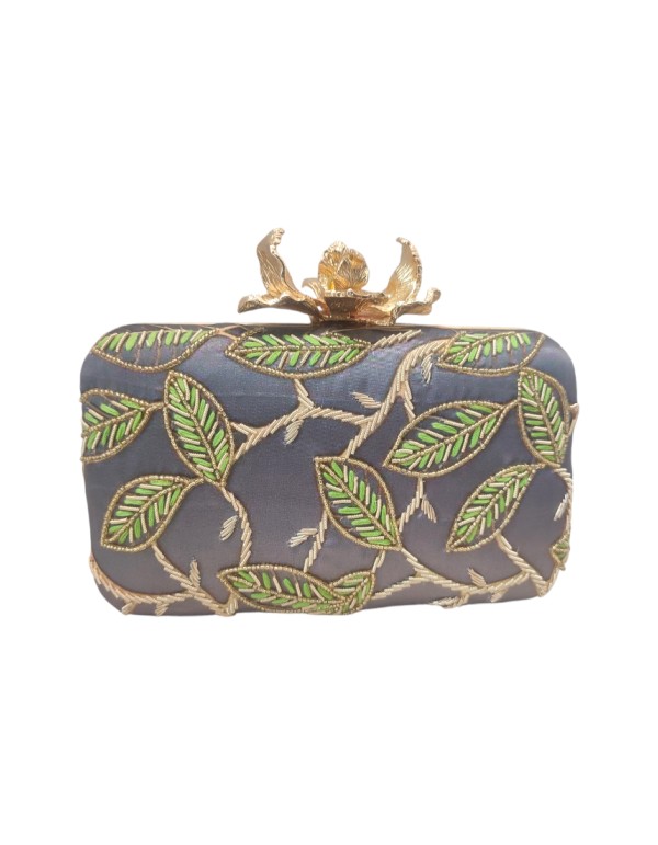 Clutch de fiesta estampado de hojas con pedrería y cierre...