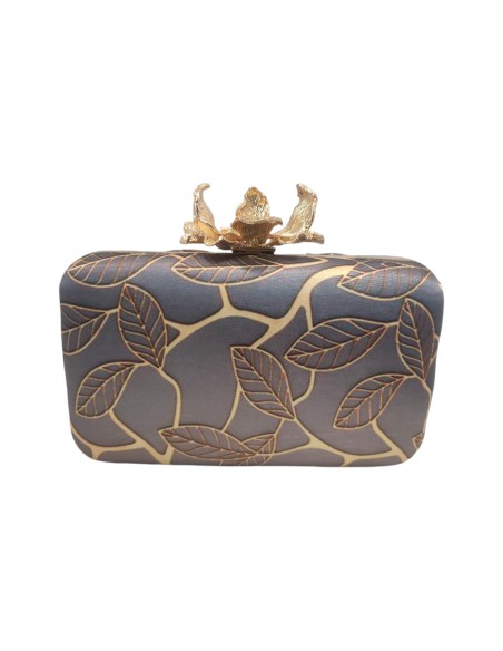 Clutch de fiesta estampado de hojas con pedrería y cierre dorado