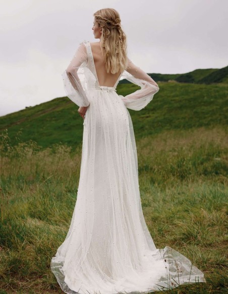 Robe de mariée longue avec dos ouvert et corsage en perles