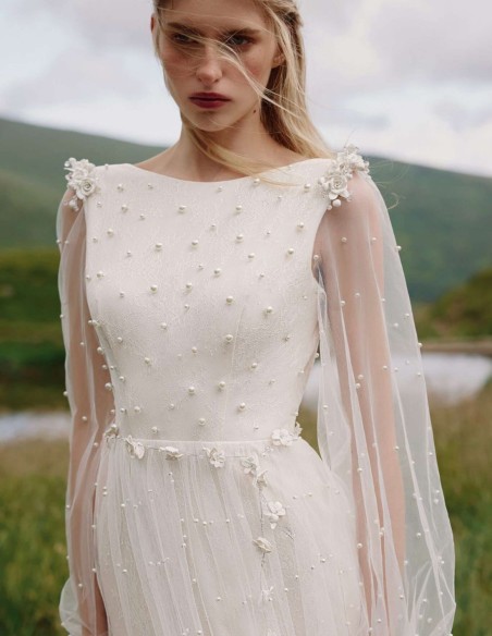 Robe de mariée longue avec dos ouvert et corsage en perles