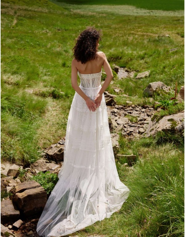 Long wedding dress with sweetheart neckline made of lace 2