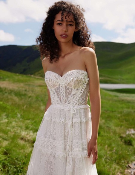 Vestido largo de novia con escote corazón realizado en encaje