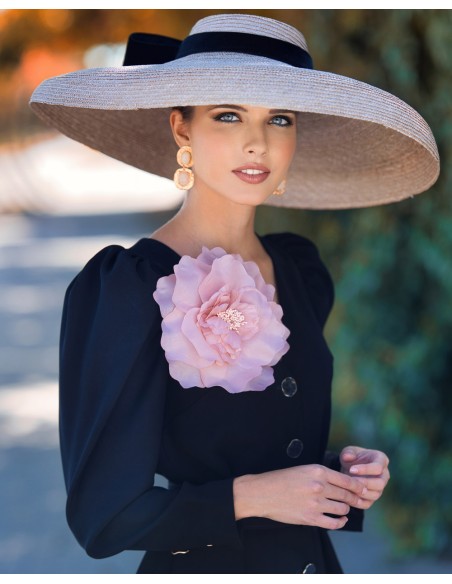 Robe de soirée midi avec détails floraux pour les invités