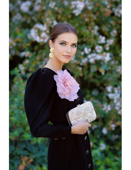 Robe de soirée midi avec détails floraux pour les invités