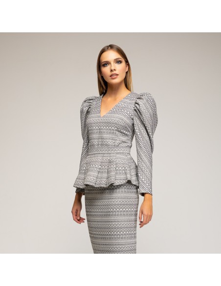 Guest top with puffed sleeves in black and white