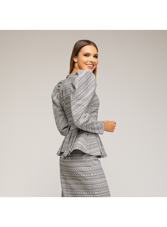 Guest top with puffed sleeves in black and white