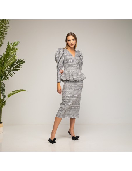 Guest top with puffed sleeves in black and white