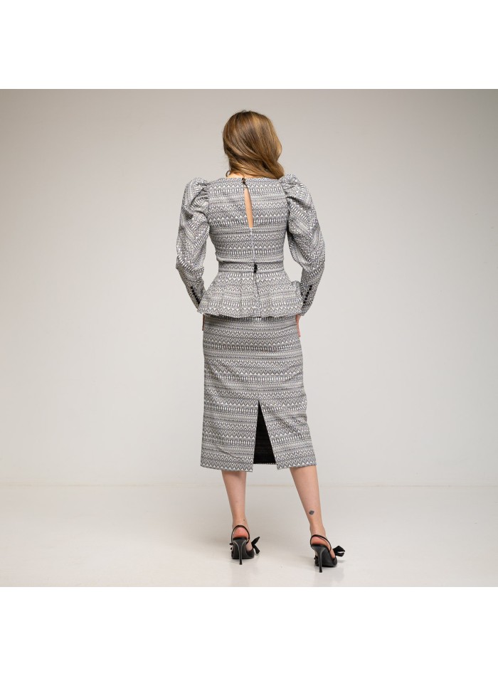 Guest top with puffed sleeves in black and white