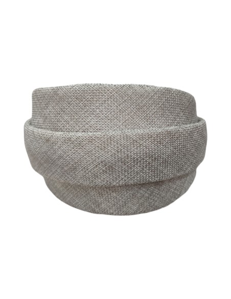 Diadema de invitada artesanal en rafia gris piedra para eventos