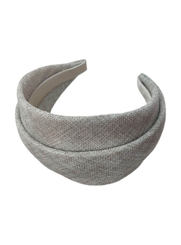 Diadema de invitada artesanal en rafia gris piedra para ocasiones especiales