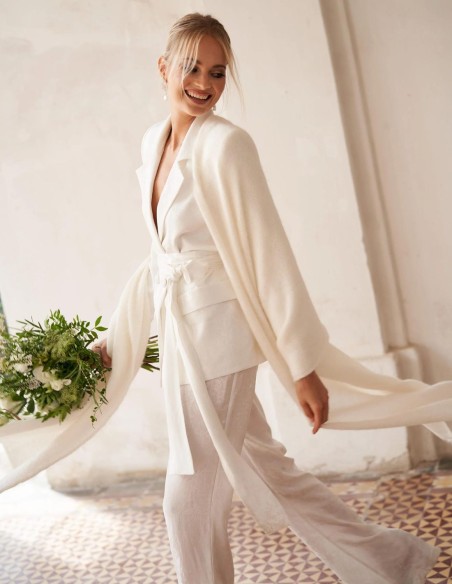 Blazer para invitada con escote cruzado y fajin