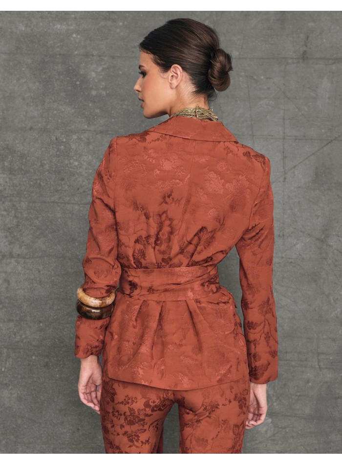 Blazer para invitada con escote cruzado y fajin