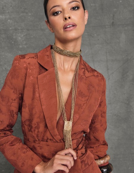 Blazer para invitada con escote cruzado y fajin