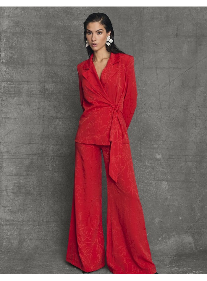 Blazer para invitada con cuello esmoquin y lazada