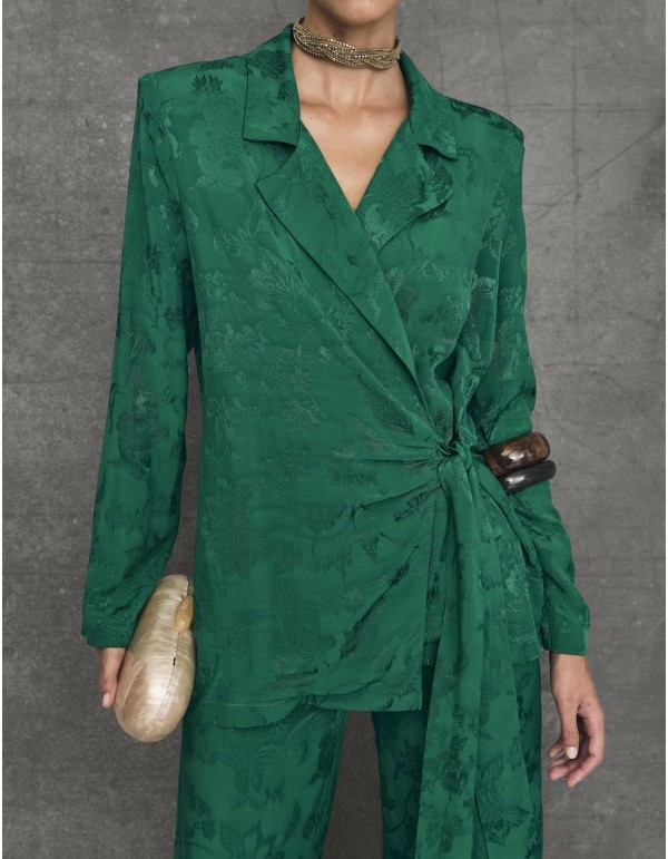 Blazer para invitada con cuello esmoquin y lazada