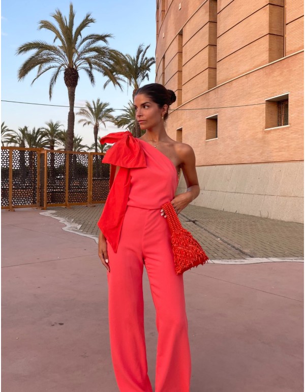 Combinaison longue avec encolure asymétrique et maxi laçage