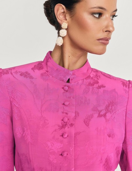 Chaqueta con cuello alzado y botones forrados