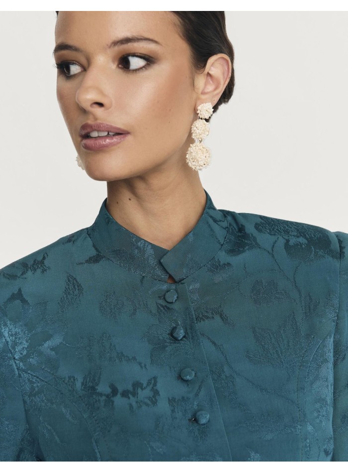 Chaqueta con cuello alzado y botones forrados