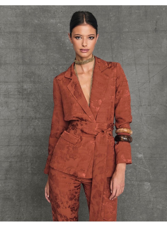 Blazer de escote cruzado y detalle fajín