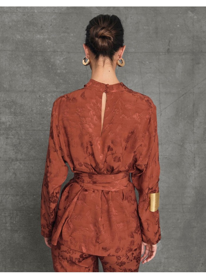 Blusa para invitada de cuello cerrado y fajín