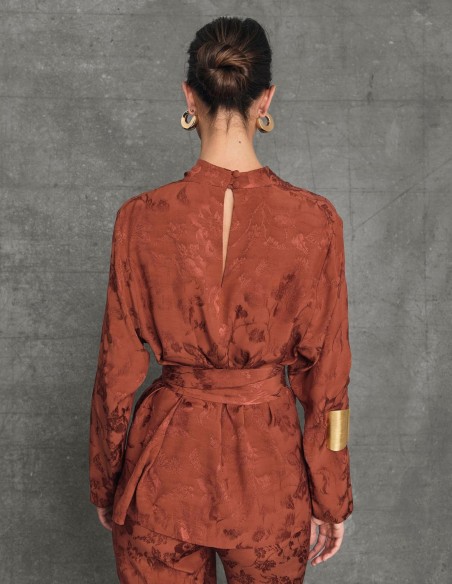 Blusa para invitada de cuello cerrado y fajín