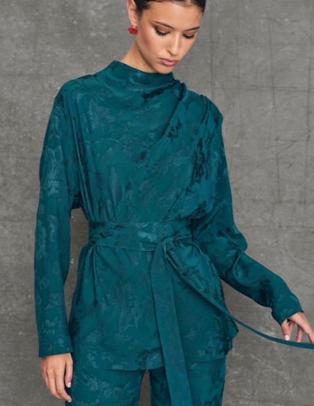 Guest blouse with closed neckline and sash