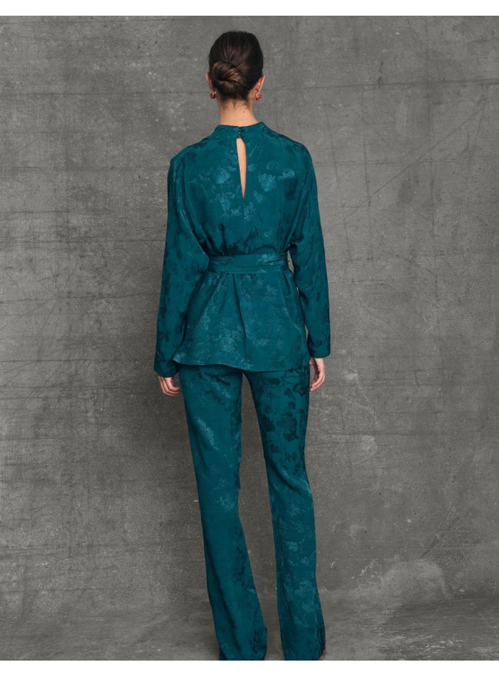 Blusa para invitada de cuello cerrado y fajín