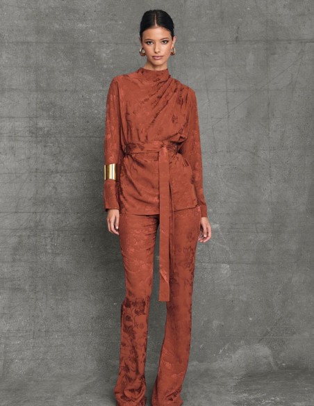 Guest blouse with closed neckline and sash