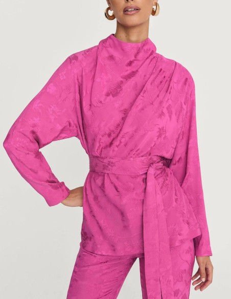 Guest blouse with closed neckline and sash