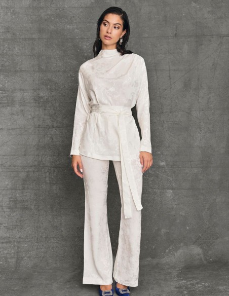 Guest blouse with closed neckline and sash