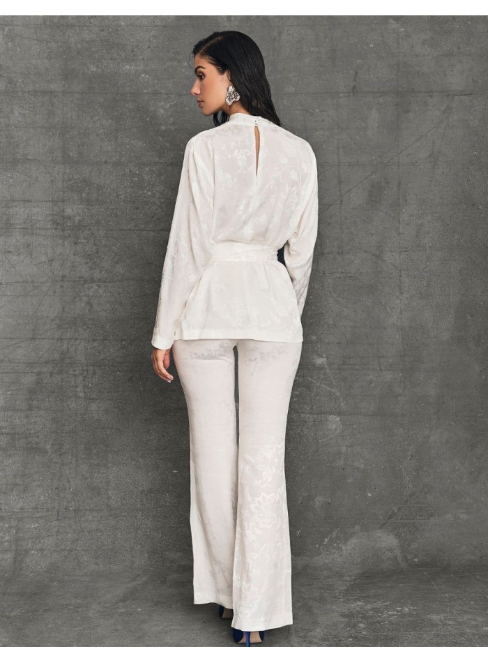Blusa para invitada de cuello cerrado y fajín