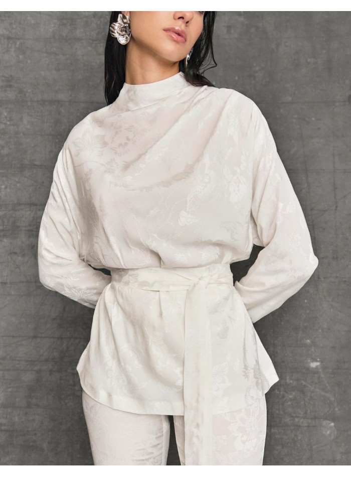 Blusa para invitada de cuello cerrado y fajín