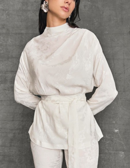 Blusa para invitada de cuello cerrado y fajín