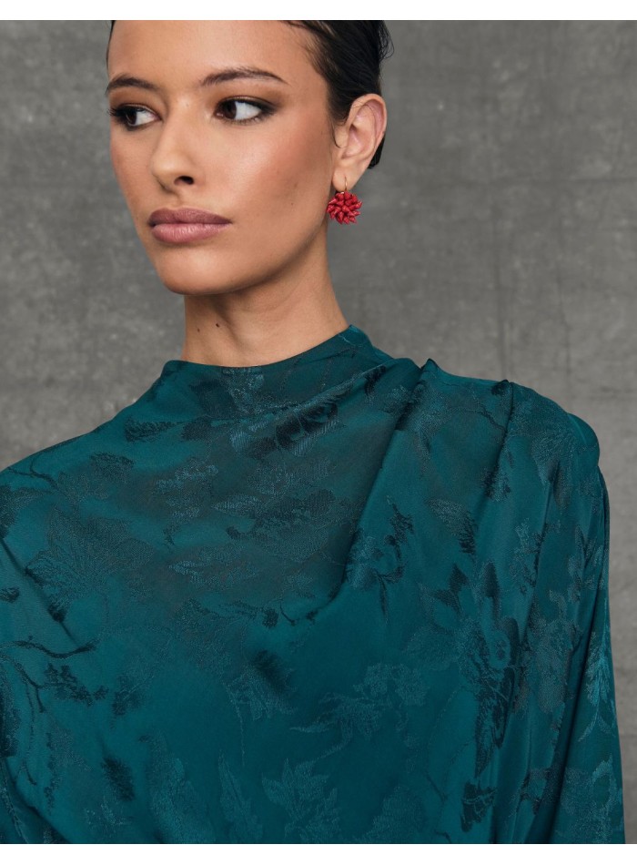 Blusa para invitada de cuello cerrado y fajín