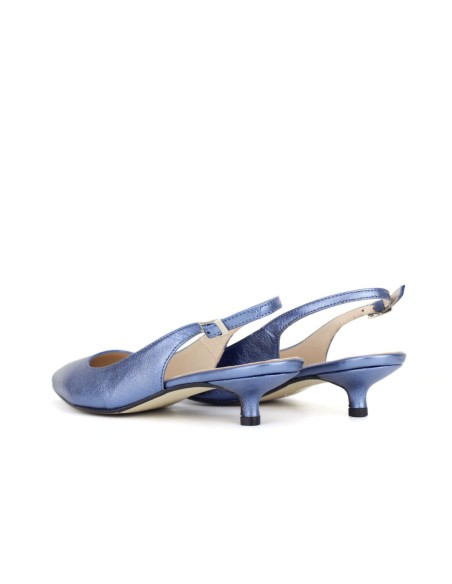 Zapato destalonado de tacón bajo con acabado metalizado