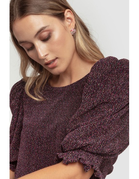 Blusa negra lúrex con mangas abullonadas y detalle de volantes