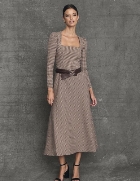 Robe midi à encolure carrée et jupe évasée