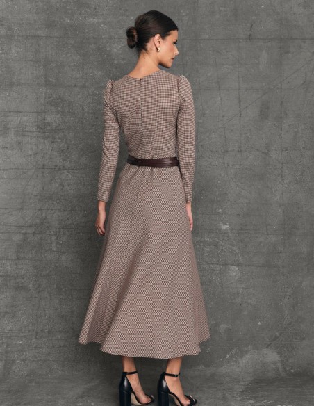 Vestido midi con escote cuadrado y falda evasé