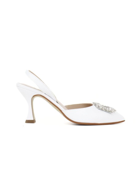 Zapato de tacón blanco destalonado con adorno de pedrería