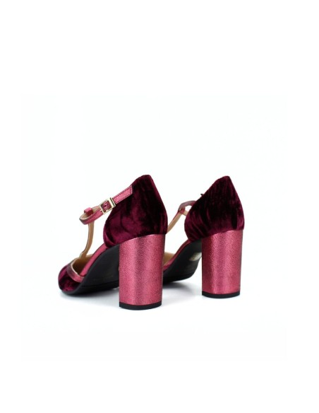 Burgundy velvet heeled shoe with metallic straps