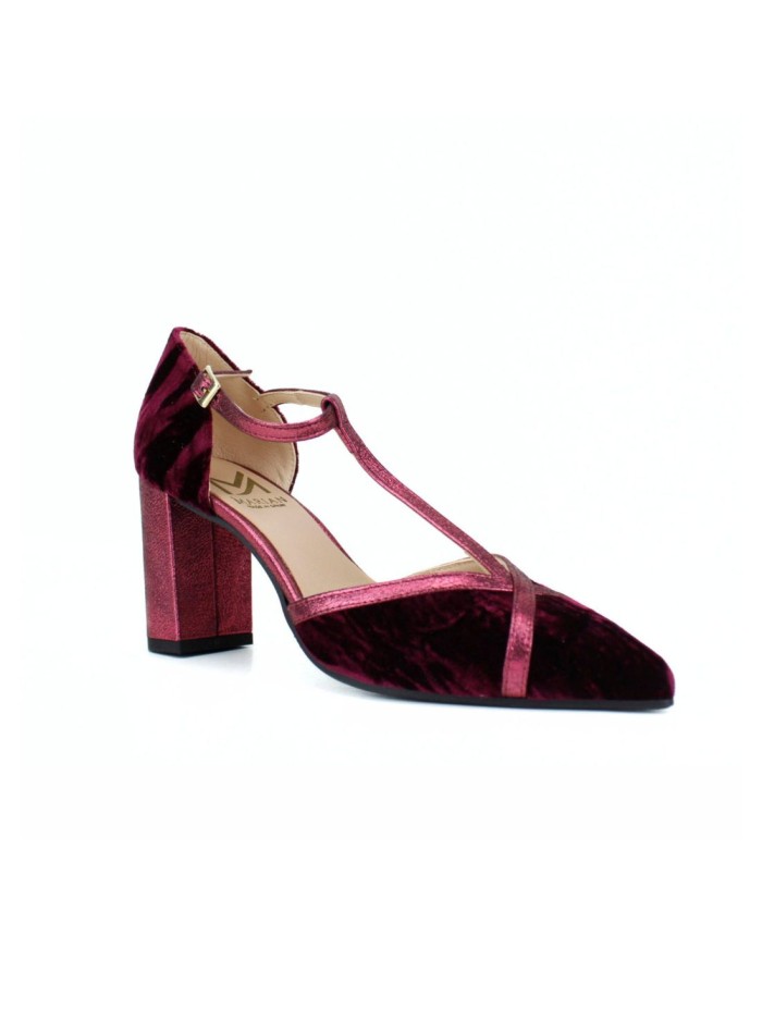 Burgundy velvet heeled shoe with metallic straps