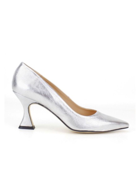 Metallic trapeze style heeled shoe with pointed toe finish