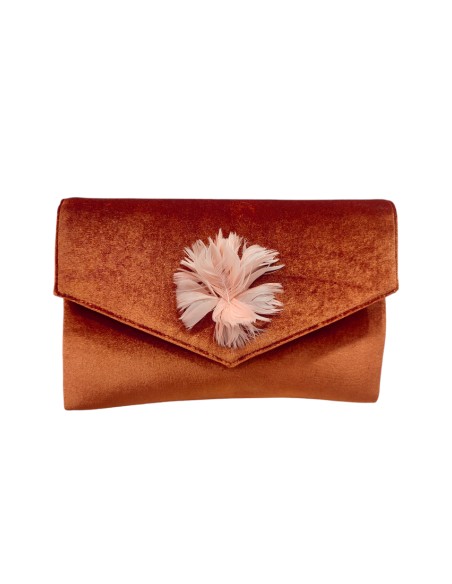 Cartera de terciopelo de color caldera con detalle de plumas