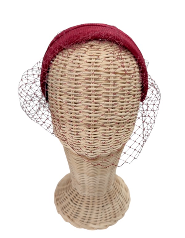 Diadema para invitada de rafia granate con velo rejilla para bodas