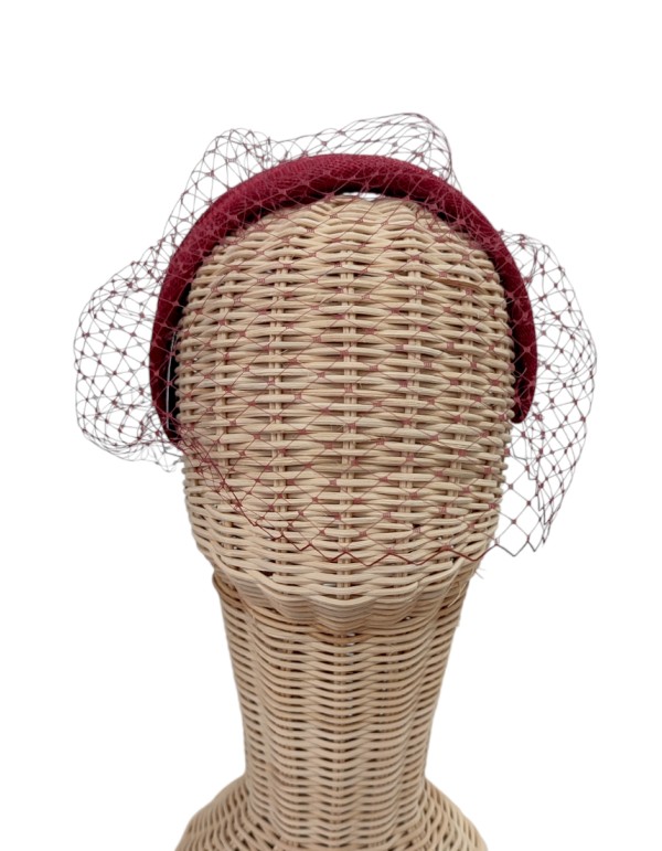 Diadema para invitada de rafia granate con velo rejilla para bodas 2