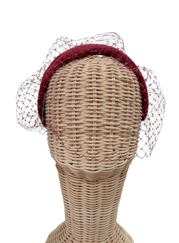 Diadema para invitada de rafia granate con velo rejilla para eventos
